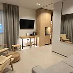 Lion Gate מלון 3*