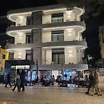 Lion Gate מלון 3*
